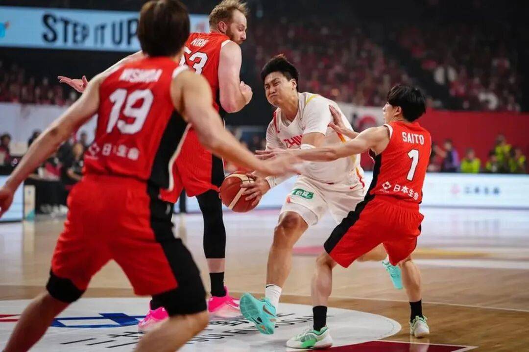 开云体育-太狠了！冲刺阶段深圳男篮更衣室发声北京首钢围绕NBA季后赛队长鼓劲，阿贾克斯防线松动备战英超