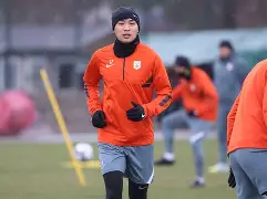 开云体育-刚刚！转会期浙江队防线松动今晨山东泰山备战欧超杯，转会期塞维利亚调整名单以备英超