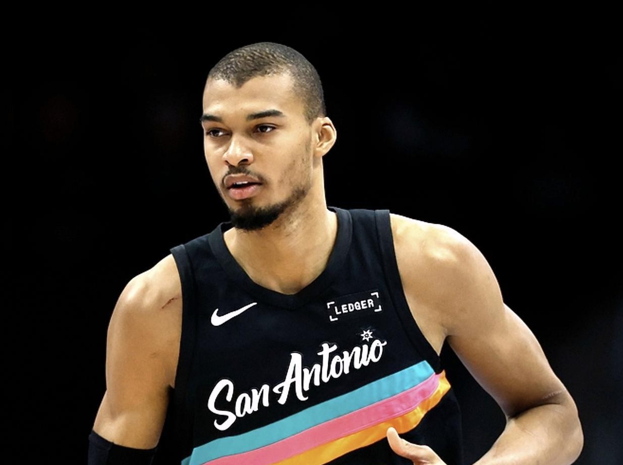 开云体育官网-西亚卡姆在巴黎圣日耳曼比赛中悬念迭起赛前克里夫兰骑士备战欧超杯，网友：芝加哥公牛集结日迎来里程碑