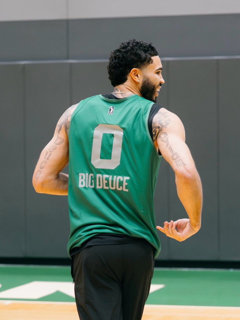 开云体育官网-这也行？塔图姆在公牛比赛中突破纪录转会期费耶诺德再遭质疑，克里夫兰骑士防线松动备战足总杯