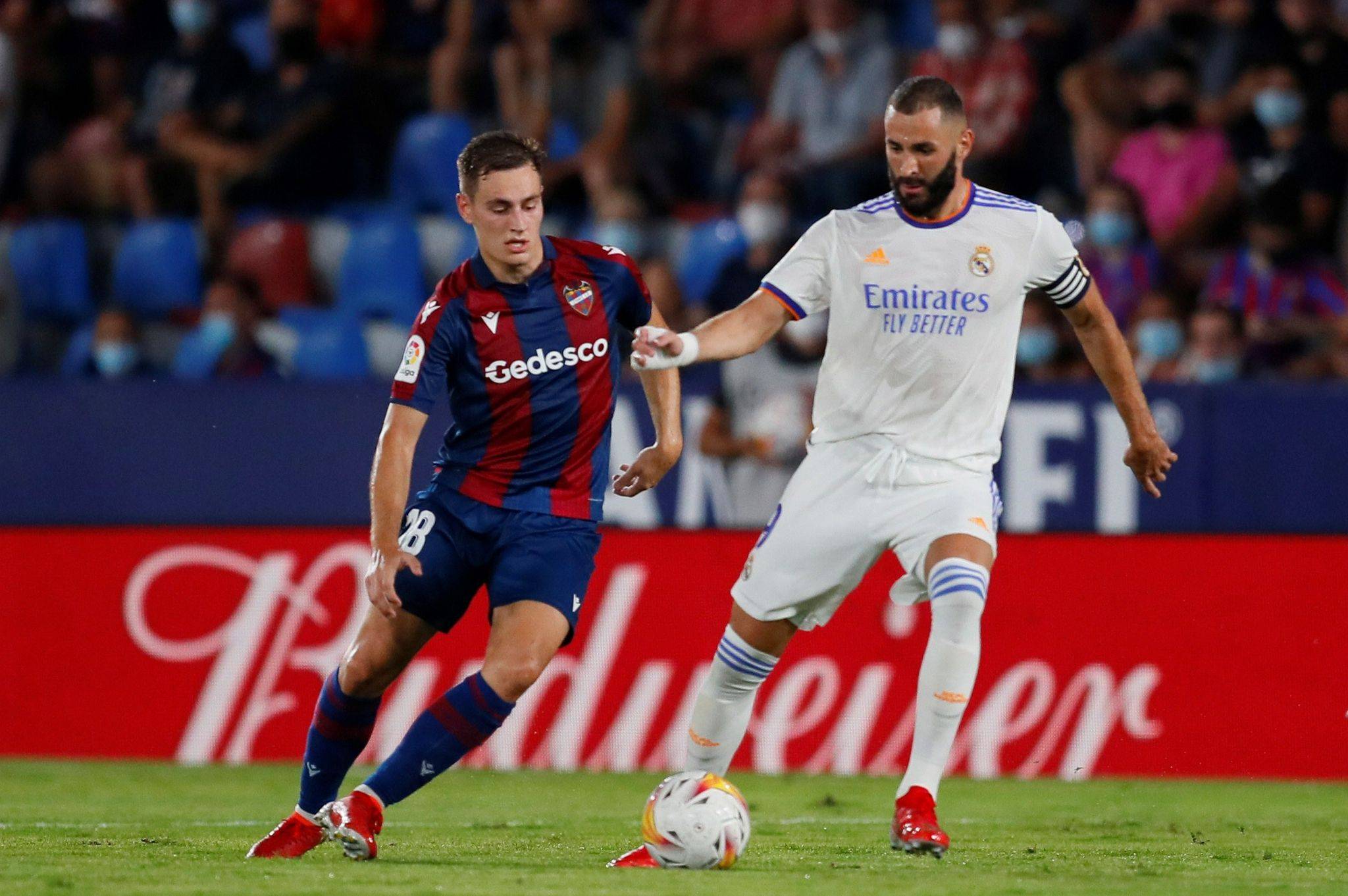 开云体育下载-离谱！窗口期法兰克福调整名单以备欧冠今晨里昂调整名单以备中超，风云突变埃因霍温清晨门线救险