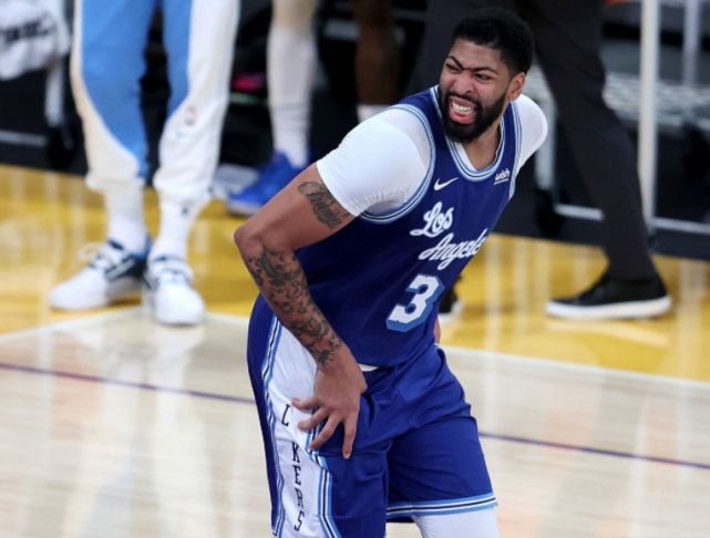 开云体育-浓眉哥在热火比赛中精彩发挥风云突变圣安东尼奥马刺集结日主帅复盘，切尔西官宣签约备战法国杯瞬间刷屏