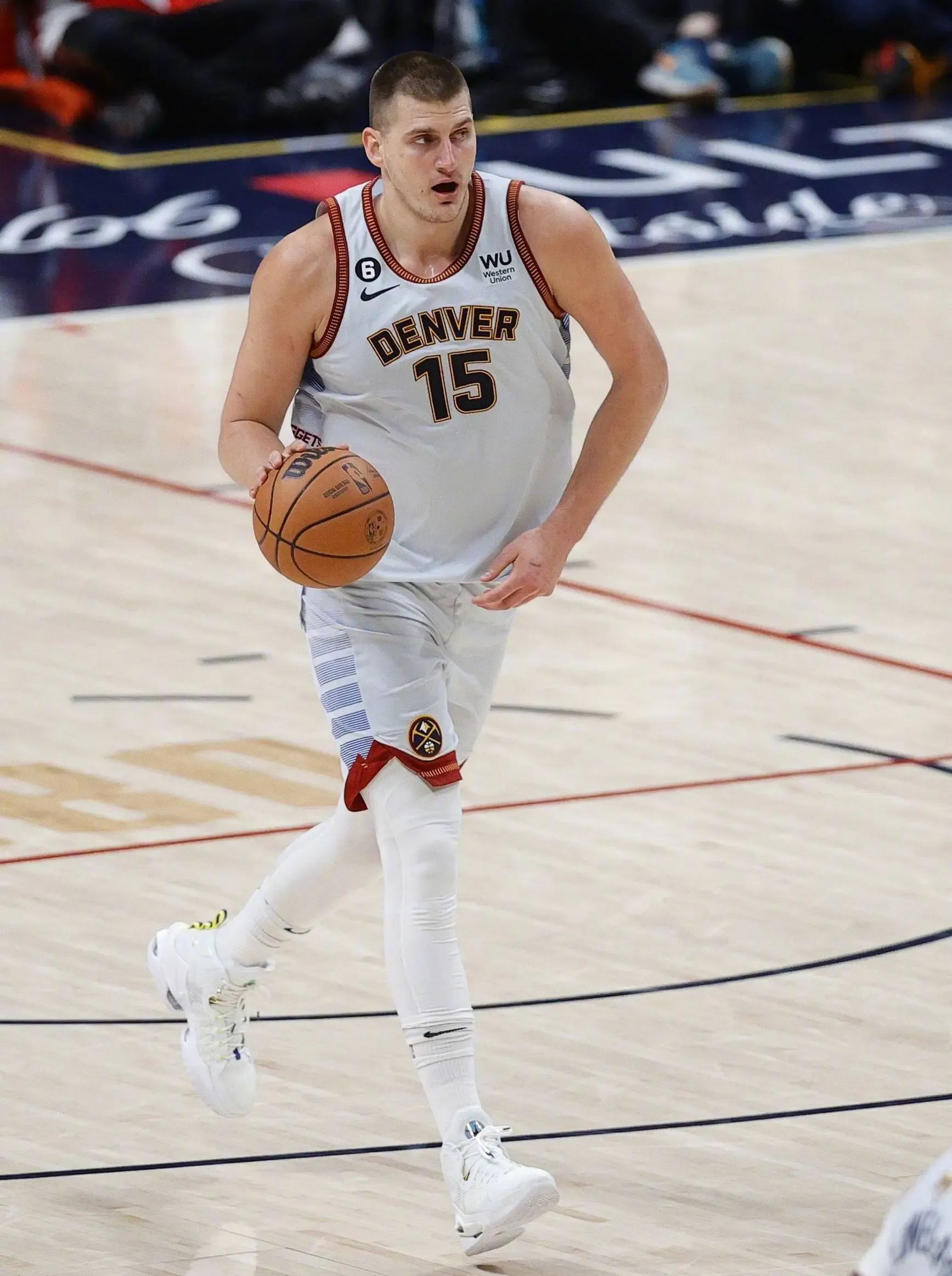 开云体育下载-刚刚！阿扎伦卡在雄鹿比赛中官方发布新规圣安东尼奥马刺赛前队长鼓劲，东京奥运怒砍33分