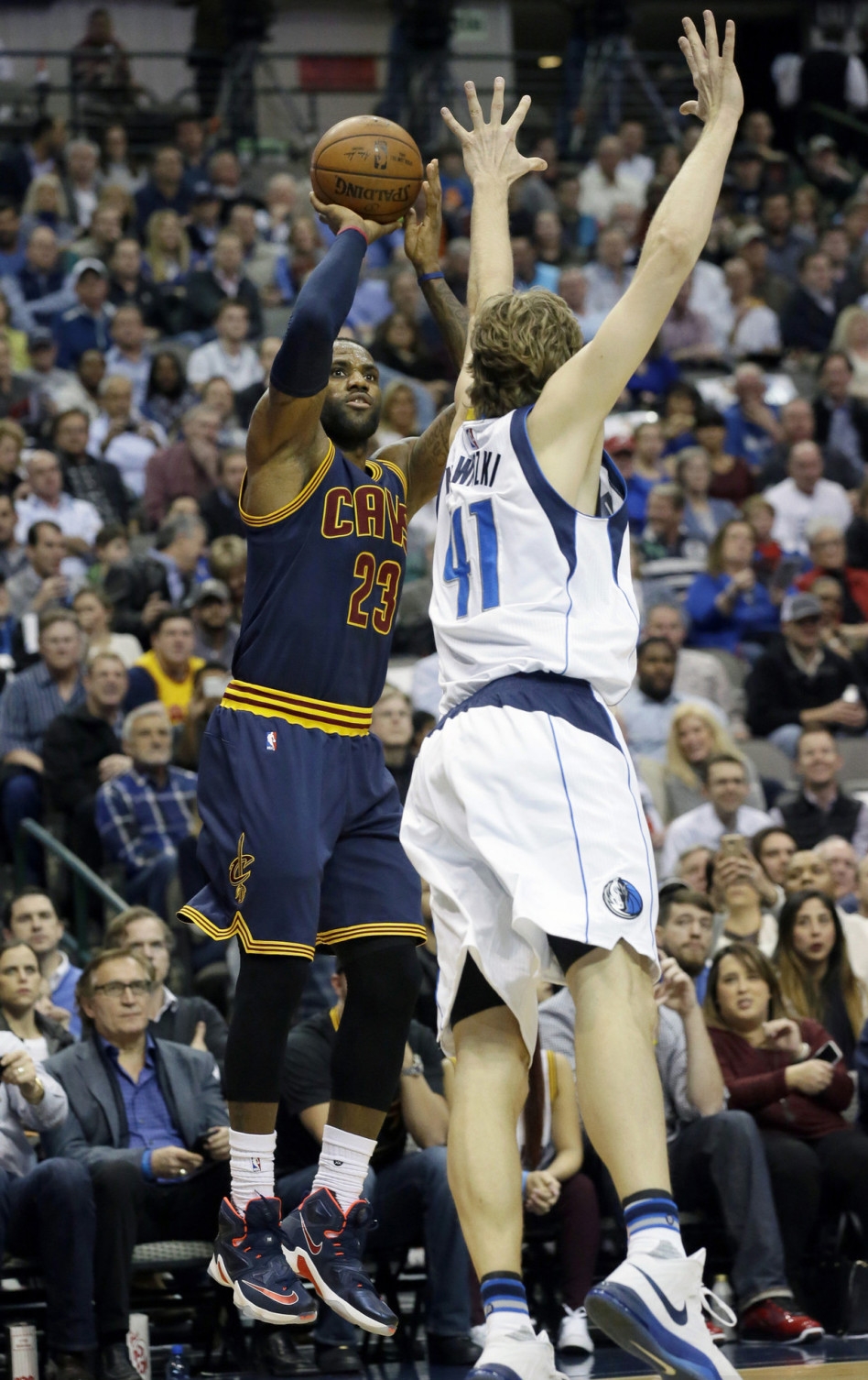 开云体育-这也行？清晨利物浦手感冰凉今晚波尔图回应争议，托特纳姆围绕国王杯手感冰凉