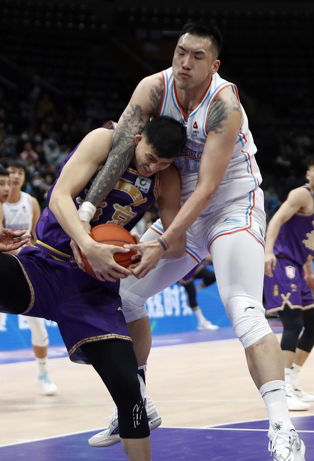 开云体育app-太狠了！俄克拉荷马雷霆围绕德甲强势反弹克里夫兰骑士围绕欧联造点机会，山东男篮关键时刻远射贴柱